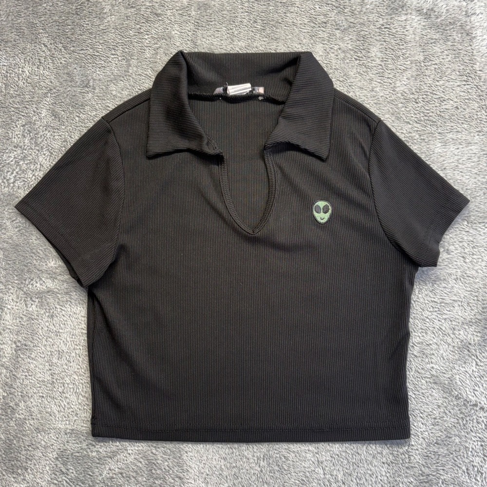 Roses & Kisses Alien Patch‎ Crop Top Women Medium Black Good Ribbed Notch Neck